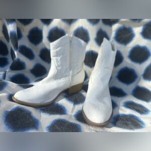 Elegant Free People White Vegan Cowgirl Boots